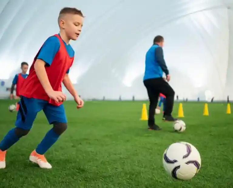 Wie Kinderfußballtraining die Motorik und Teamfähigkeit Ihres Kindes stärkt